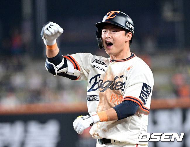 [OSEN=대전, 최규한 기자] 18일 오후 대전 한화생명 볼파크에서 ‘2025 신한 SOL Bank KBO리그’ 한화 이글스와 NC 다이노스의 경기가 열렸다.홈팀 한화는 엄상백, 방문팀 NC는 로건 앨런을 선발로 내세웠다.6회말 2사 만루 상황 한화 이도윤이 달아나는 2타점 적시타를 날리고 1루에 안착해 기뻐하고 있다. 2025.04.18 / dreamer@osen.co.kr