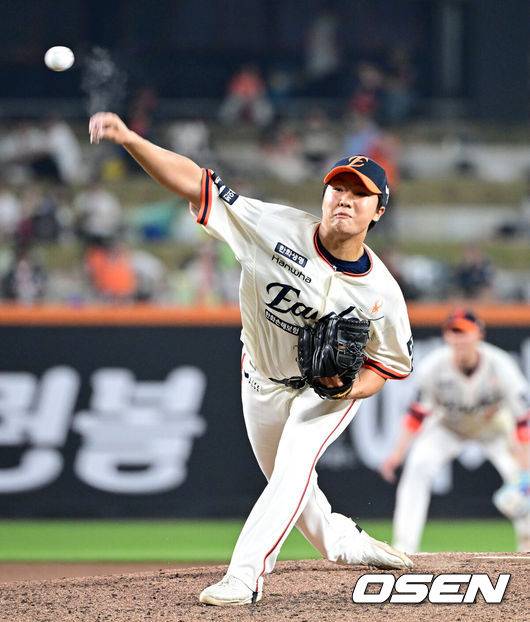 [OSEN=대전, 최규한 기자] 18일 오후 대전 한화생명 볼파크에서 ‘2025 신한 SOL Bank KBO리그’ 한화 이글스와 NC 다이노스의 경기가 열렸다.홈팀 한화는 엄상백, 방문팀 NC는 로건 앨런을 선발로 내세웠다.6회초 1사 1루 상황 마운드에 오른 한화 정우주가 힘차게 공을 뿌리고 있다. 2025.04.18 / dreamer@osen.co.kr