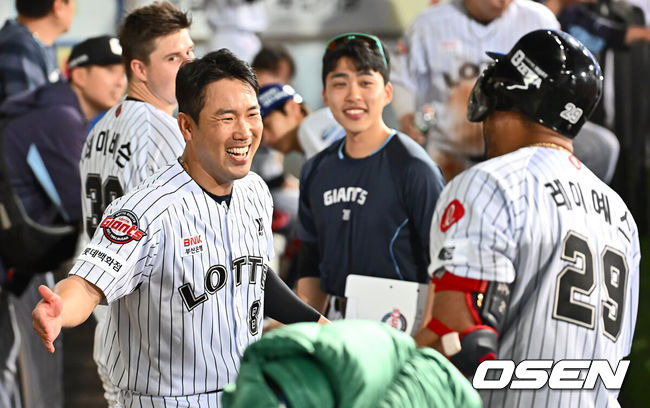 [OSEN=대구, 이석우 기자] 18일 대구삼성라이온즈파크에서 2025 신한 SOL 뱅크 KBO 리그 삼성 라이온즈와 롯데 자이언츠의 경기가 열렸다. 홈팀 삼성은 이승현이, 방문팀 롯데는 데이비슨이 선발 출전했다. 롯데 자이언츠 레이예스가 5회초 2사 2루 좌월 2점 홈런을 치고 전준우의 축하를 받고 있다. 2025.04.18 / foto0307@osen.co.kr