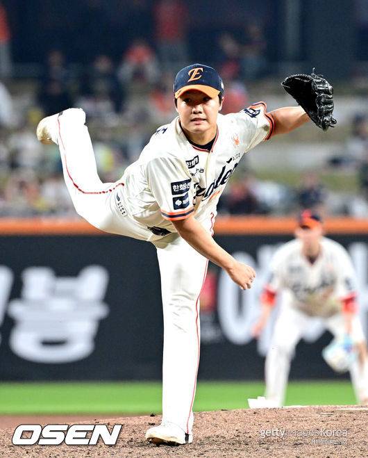 [OSEN=대전, 최규한 기자] 18일 오후 대전 한화생명 볼파크에서 ‘2025 신한 SOL Bank KBO리그’ 한화 이글스와 NC 다이노스의 경기가 열렸다.홈팀 한화는 엄상백, 방문팀 NC는 로건 앨런을 선발로 내세웠다.6회초 1사 1루 상황 마운드에 오른 한화 정우주가 힘차게 공을 뿌리고 있다. 2025.04.18 / dreamer@osen.co.kr