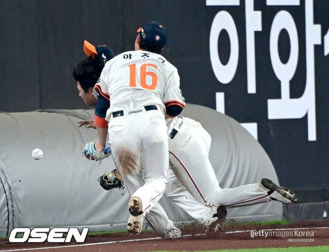 [OSEN=대전, 최규한 기자] 18일 오후 대전 한화생명 볼파크에서 ‘2025 신한 SOL Bank KBO리그’ 한화 이글스와 NC 다이노스의 경기가 열렸다.홈팀 한화는 엄상백, 방문팀 NC는 로건 앨런을 선발로 내세웠다.7회초 2사 주자없는 상황 NC 손아섭의 2루타 때 타구를 쫓던 한화 유격수 하주석과 좌익수 최인호가 충돌하고 있다. 2025.04.18 / dreamer@osen.co.kr