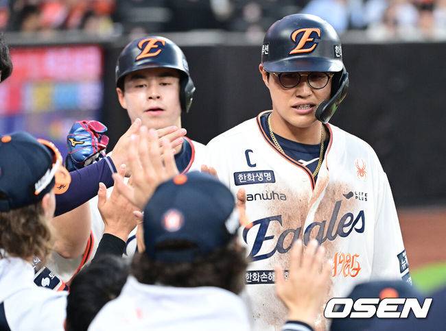 [OSEN=대전, 최규한 기자] 18일 오후 대전 한화생명 볼파크에서 ‘2025 신한 SOL Bank KBO리그’ 한화 이글스와 NC 다이노스의 경기가 열렸다.홈팀 한화는 엄상백, 방문팀 NC는 로건 앨런을 선발로 내세웠다.1회말 2사 만루 상황 한화 이도윤의 달아나는 2타점 적시타를 때 홈을 밟은 채은성과 노시환이 더그아웃 동료들과 인사를 나누고 있다. 2025.04.18 / dreamer@osen.co.kr