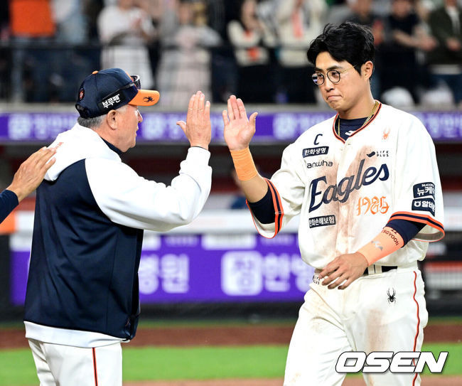 [OSEN=대전, 최규한 기자] 프로야구 한화 이글스가 5경기 연속 선발승으로 5연승을 질주했다. 홈런 2개 포함 장단 14안타 12득점으로 타선도 폭발했다. 한화는 18일 대전 한화생명볼파크에서 열린 2025 신한 SOL Bank KBO리그 NC 다이노스와의 홈경기를 12-4로 승리했다. 선발투수 엄상백이 5이닝 4실점으로 이적 첫 승을 신고했고, 타선이 1회부터 5득점 빅이닝을 몰아치며 NC 1선발 로건 앨런을 무너뜨렸다. 채은성이 7회말 시즌 2호 쐐기 투런 홈런 포함 4타수 4안타 5타점, 이도윤이 5타수 3안타 4타점으로 맹타를 휘둘렀다. 경기를 마치고 승리한 한화 김경문 감독과 채은성이 인사를 나누고 있다. 2025.04.18 / dreamer@osen.co.kr