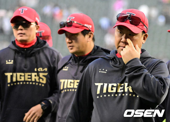 [OSEN=잠실, 지형준 기자] 프로야구 KIA 타이거즈가 19일 서울 잠실구장에서 열린 2025 신한 SOL뱅크 KBO리그 두산 베어스와의 시즌 2차전에서 8-4로 승리했다. KIA는 전날 1-7 완패를 설욕하며 시즌 10승 12패를 기록했다. 두산전 5연패, 잠실구장 4연패를 끊어냈다, 반면 최근 3연승이 좌절된 두산은 9승 12패가 됐다. 경기를 마치고 KIA 이범호 감독이 그라운드를 나서고 있다. 2025.04.19 / jpnews@osen.co.kr