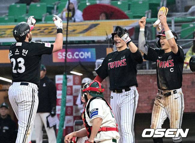 [OSEN=인천, 최규한 기자] 19일 오후 인천 SSG랜더스필드에서 ‘2025 신한 SOL Bank KBO리그’ SSG 랜더스와 LG 트윈스의 경기가 열렸다.이날 홈팀 SSG은 송영진, 방문팀 LG는 손주영을 선발로 내세웠다.4회초 2사 1, 2루 상황 LG 오스틴이 달아나는 좌월 스리런포를 날리고 홈을 밟으며 홍창기-박해민과 기뻐하고 있다. 2025.04.19 / dreamer@osen.co.kr