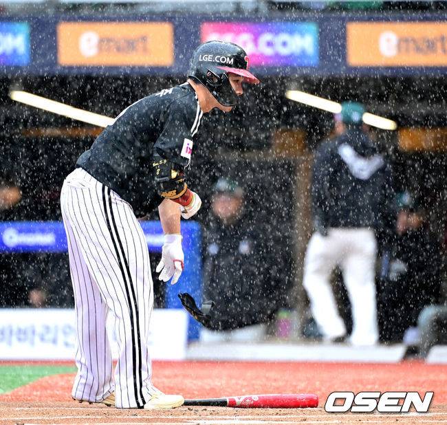 [OSEN=인천, 최규한 기자] 19일 오후 인천 SSG랜더스필드에서 ‘2025 신한 SOL Bank KBO리그’ SSG 랜더스와 LG 트윈스의 경기가 열렸다.이날 홈팀 SSG은 송영진, 방문팀 LG는 손주영을 선발로 내세웠다.1회초 1사 주자없는 상황 LG 문성주가 볼넷으로 출루하고 있다. 2025.04.19 / dreamer@osen.co.kr