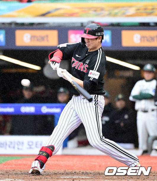 [OSEN=인천, 최규한 기자] 19일 오후 인천 SSG랜더스필드에서 ‘2025 신한 SOL Bank KBO리그’ SSG 랜더스와 LG 트윈스의 경기가 열렸다.이날 홈팀 SSG은 송영진, 방문팀 LG는 손주영을 선발로 내세웠다.2회초 2사 1, 2루 상황 LG 홍창기가 달아나는 1타점 적시타를 날리고 있다. 2025.04.19 / dreamer@osen.co.kr