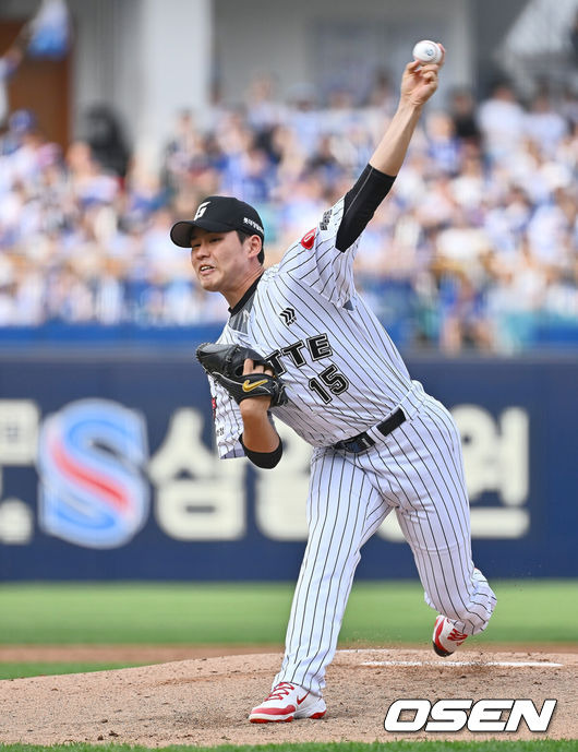 [OSEN=대구, 이석우 기자] 19일 대구삼성라이온즈파크에서 2025 신한 SOL 뱅크 KBO 리그 삼성 라이온즈와 롯데 자이언츠의 경기가 열렸다. 홈팀 삼성은 김대호가, 방문팀 롯데는 김진욱이 선발 출전했다. 롯데 자이언츠 선발 투수 김진욱이 역투하고 있다. 2025.04.19 / foto0307@osen.co.kr
