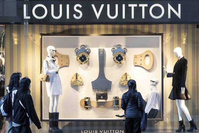 15일 서울 시내의 한 백화점 루이비통 매장 앞으로 시민이 지나가고 있다. 뉴시스