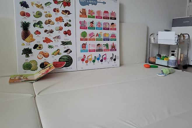 아이 발소리를 줄이기 위해 두툼한 층간소음 매트를 깐 거실. 소리보다 ‘불편함’에 더 민감해진 부모들은 집 안 구조와 바닥재 선택에까지 신경을 쓴다.