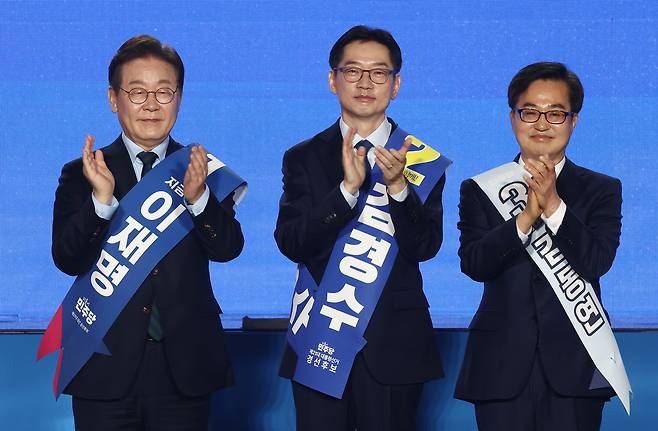 더불어민주당 이재명, 김경수, 김동연 대선 경선 후보가 19일 충북 청주체육관에서 열린 제21대 대통령선거 후보자 선출을 위한 충청권 합동연설회에서 기념촬영을 하고 있다.&nbsp; &nbsp;뉴스1