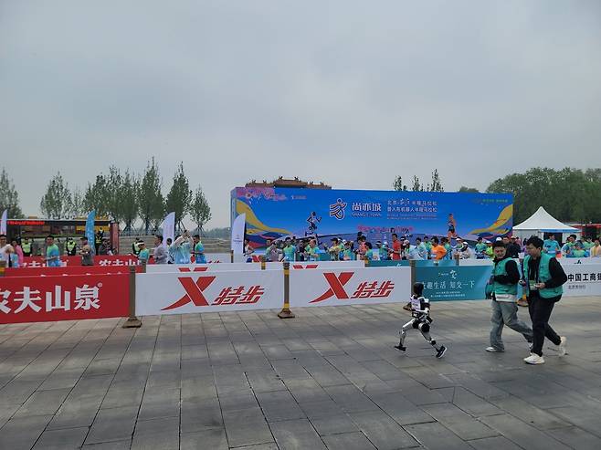 휴머노이드 로봇 ‘쑹팅둥리&nbsp;N2’가&nbsp;19일 중국 베이징에서 열린 세계 첫 휴머노이드 마라톤에서 달려나가고 있다.&nbsp; &nbsp;&nbsp;베이징=이우중 특파원