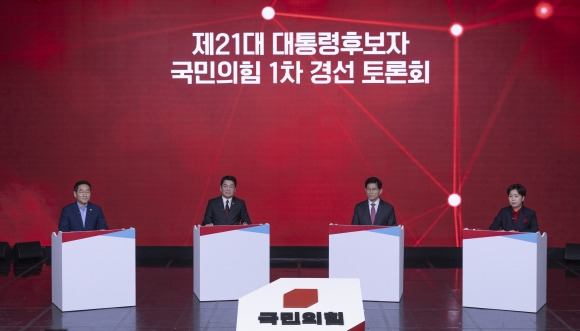 국민의힘 제21대 대선 후보자 1차 경선 토론회 - 19일 서울 강서구 ASSA아트홀에서 열린 국민의힘 제21대 대통령 후보자 1차 경선 토론회에서 A조 후보들이 토론을 하고 있다. 왼쪽부터 유정복, 안철수, 김문수, 양향자 후보.  연합뉴스