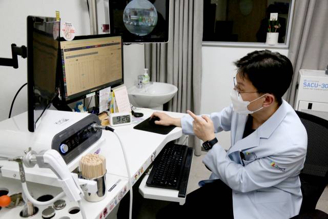 유병근 성북우리아이들병원장이 13일 오후 9시 30분께 친구클리닉 대기 환자의 예진 현황을 살펴보고 있다. 사진 제공=우리아이들의료재단