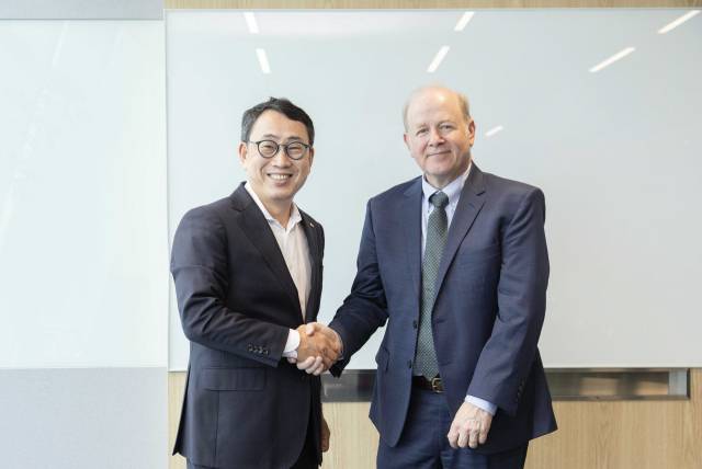 피터 채프먼(오른쪽) 아이온큐 이사회 의장과 유영상 SK텔레콤 대표가 17일 서울 중구 티타워에서 만나 양자·AI 사업 강화 방안을 논의했다. 사진 제공=SK텔레콤