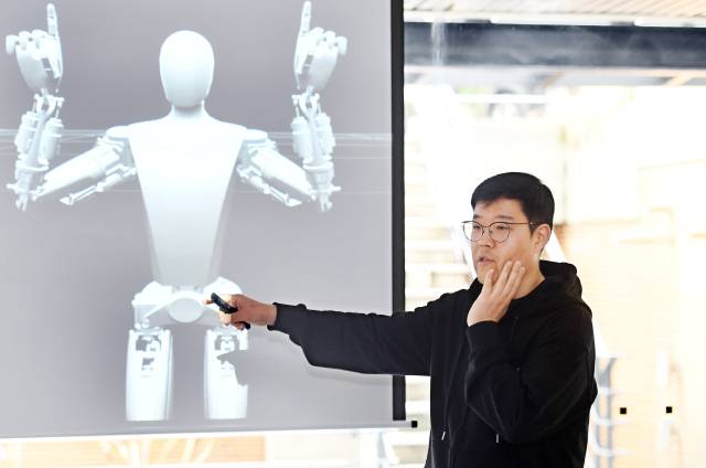 류중희 리얼월드 대표가 지난 15일 서울 강남구 사무실에서 열린 리얼월드 미디어테이블 행사에서 향후 개발할 로봇 AI 기술에 대해 발표하고 있다. 사진 제공=리얼월드