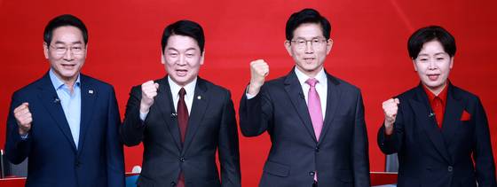 19일 오후 서울 강서구 ASSA아트홀에서 열린 국민의힘 '제21대 대통령후보자 1차 경선 조별 토론회’에 참석한 후보들이 기념 촬영을 하고 있다. 왼쪽부터 유정복, 안철수, 김문수, 양향자 후보.