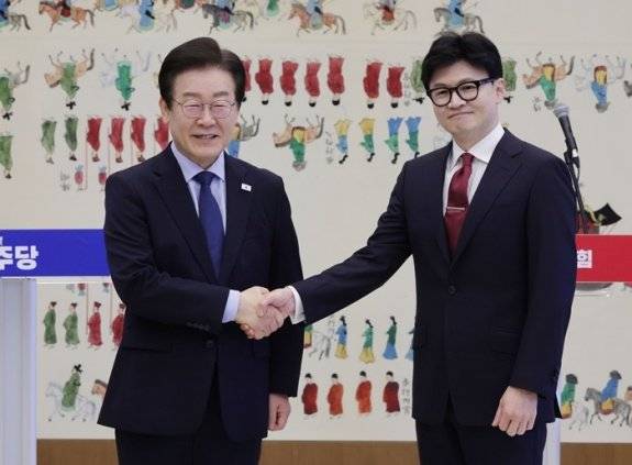 지난해 9월 1일 서울 여의도 국회에서 열린 국민의힘-더불어민주당 당대표 회담에서 당시 한동훈 국민의힘 대표와 이재명 더불어민주당 대표가 악수하고 있다. 동아DB