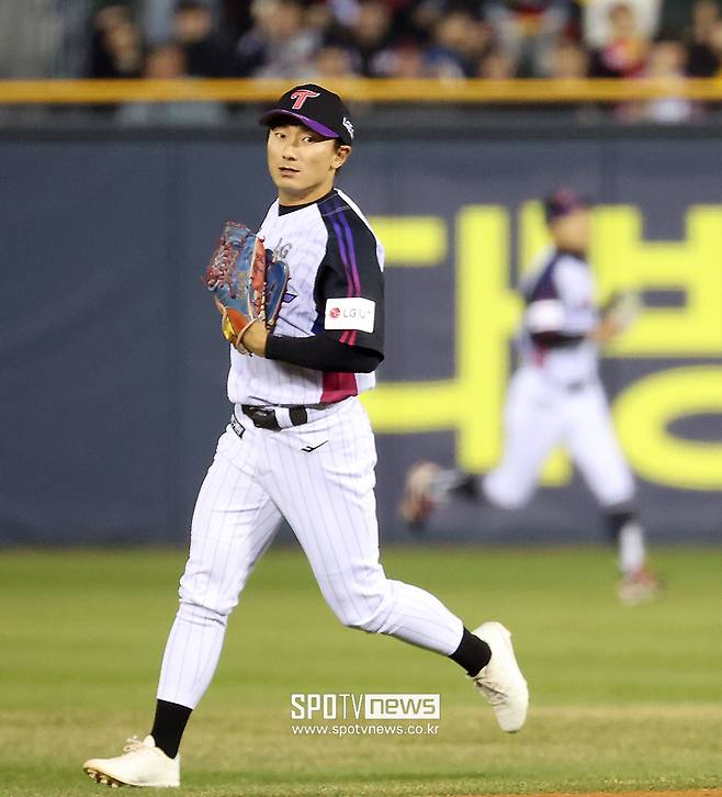 ▲ LG 신민재는 지난 10경기에서 타율 0.111에 그쳤다. 19일 SSG와 경기에서는 선발 라인업에서 제외됐다. 구본혁이 2루수로 선발 출전한다. ⓒ곽혜미 기자