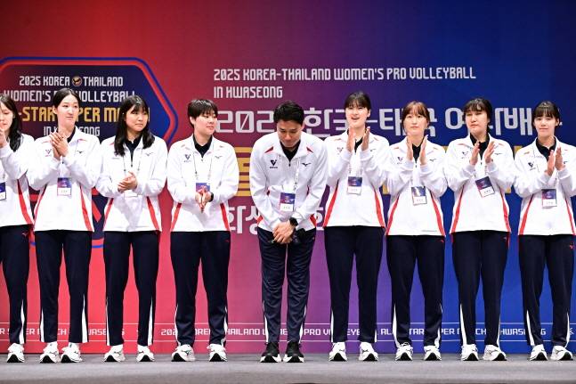 강성형 감독(가운데)이 18일 환영만찬에서 인사를 하고 있다. /사진=KOVO 제공