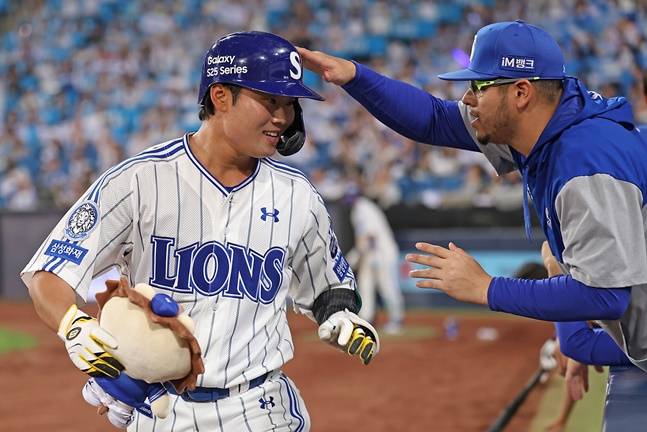 삼성 이창용(왼쪽)이 18일 대구 롯데전에서 데뷔 첫 홈런을 기록한 뒤 아리엘 후라도의 축하를 받고 있다. /사진=삼성 라이온즈 제공
