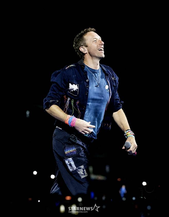 밴드 콜드플레이(크리스 마틴, 존 버클랜드, 윌 챔피언, 가이 베리맨)가 16일 오후 경기 고양시 고양종합운동장에서 진행된 내한 공연 'Coldplay [Music Of The Spheres World Tour]'에서 멋진 무대를 펼치고 있다. /사진제공=라이브네이션코리아 2025.04.17 /사진=이동훈 photoguy@