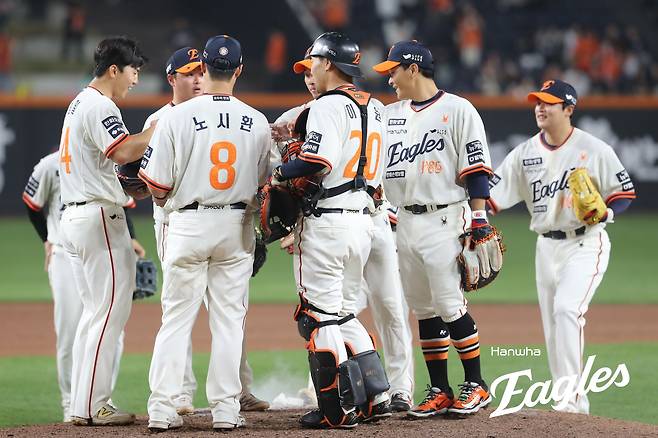 한화 이글스 선수들이 18일 대전에서 열린 NC 다이노스와의 경기에서 승리한 뒤 세리머니하고 있다. 한화 이글스