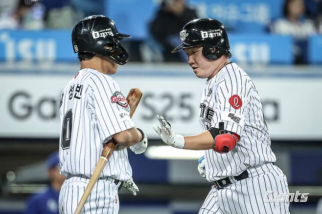 오른쪽에 위치한 롯데 자이언츠 정보근이 18일 대구에서 열린 삼성 라이온즈와의 경기에서 홈런을 친 뒤 득점하고 있다. 롯데 자이언츠