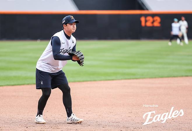 한화 내야수 이도윤은 18일 대전한화생명볼파크에서 열린 '2025 신한 SOL Bank KBO 리그' NC와 정규시즌 첫 번째 맞대결에서 7번타자 2루수로 선발 출전했다. 3안타 4타점으로 개인 한 경기 최다 타점 기록을 새롭게 쓰며 인생 경기를 펼쳤다. 한화 이글스