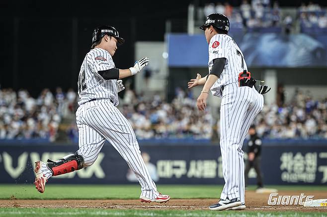 롯데 자이언츠 정보근이 18일 대구 삼성라이온즈파크에서 열린 삼성 라이온즈와의 경기에서 홈런을 친 뒤 베이스를 돌고 있다. 롯데 자이언츠