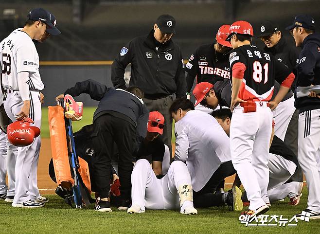 18일 오후 서울 송파구 잠실야구장에서 열린 '2025 신한 SOL Bank KBO리그' KIA 타이거즈와 두산 베어스의 경기, 6회초 무사 1루 KIA 김선빈이 번트를 시도한 후 두산 박계범과 충돌했다. 충돌하여 쓰러진 KIA 김선빈. 엑스포츠뉴스DB