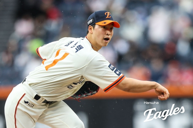 한화 투수 엄상백은 18일 대전한화생명볼파크에서 열린 '2025 신한 SOL Bank KBO 리그' NC와 정규시즌 첫 번째 맞대결에서 선발 등판했다. 5이닝 4실점을 기록하며 승리 투수가 됐지만, 전반적으로 만족할 수 없는 투구였다. 한화 이글스