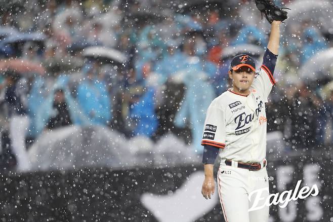 한화 투수 문동주는 19일 대전한화생명볼파크에서 열린 '2025 신한 SOL Bank KBO 리그' NC와 정규시즌 두 번째 맞대결에서 선발 등판했다. 최고 159㎞ 강속구로 5이닝 2실점 해 승리 투수가 됐다. 이로써 한화는 2007년 이후 오랜만에 선발 6연승을 질주했다. 한화 이글스