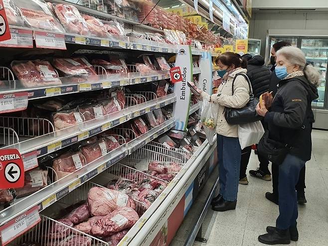 아르헨티나 마트에서 장을 보는 시민들 [연합뉴스 자료사진. 재판매 및 DB 금지]