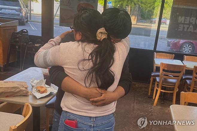 불법체류자로 오인돼 당국에 구금됐다 17일 풀려난 후안 카를로스 로페스-고메스가 어머니와 포옹하는 모습 [Thomas Kennedy/AP=연합뉴스. 재판매 및 DB 금지]