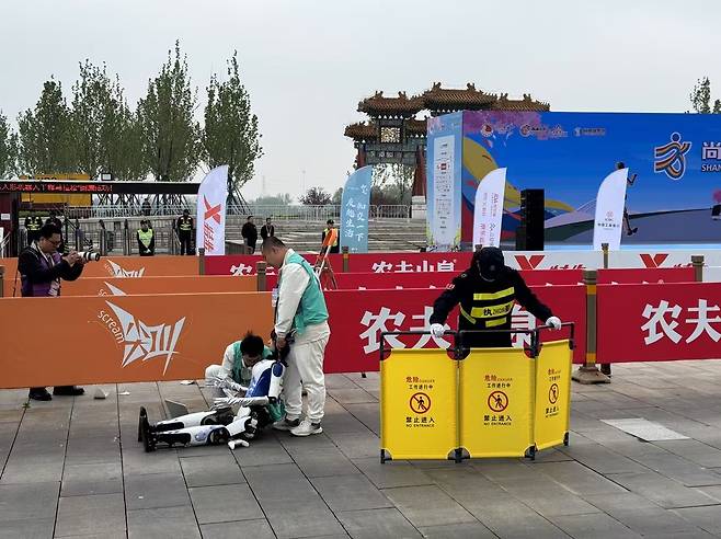 19일 중국 베이징에서 열린 세계 첫 휴머노이드 마라톤 대회서 부서진 로봇 [촬영 정성조]