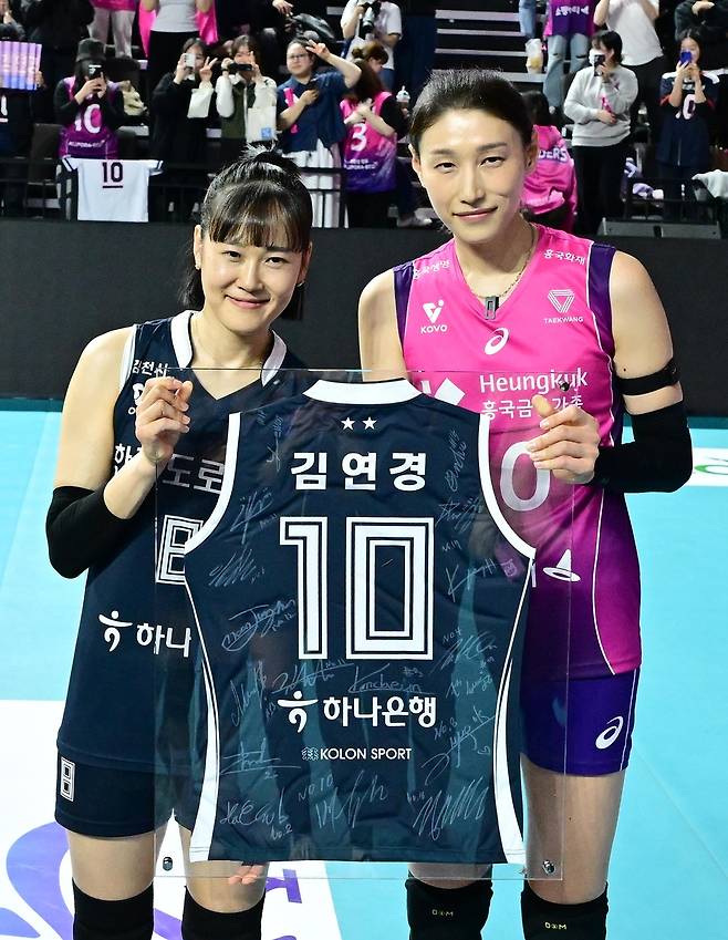 김연경과 기념사진을 찍은 임명옥(왼쪽) [한국배구연맹 제공. 재판매 및 DB 금지]