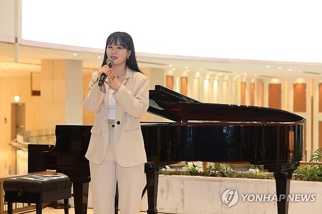 인사말 하는 김지희 작가 (서귀포=연합뉴스) 박지호 기자 = 19일 오후 제주 서귀포시 안덕면 제주신화월드 내 메리어트 리조트에서 열린 더갤러리 오픈식에서 첫 전시 주자인 김지희 작가가 인사말을 하고 있다. 2025.4.19 jihopark@yna.co.kr