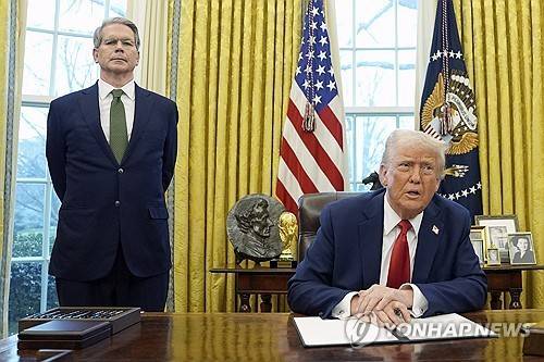 스콧 베선트 재무장관(왼쪽)과 도널드 트럼프 대통령 [AP=연합뉴스 자료사진. 재판매 및 DB금지]