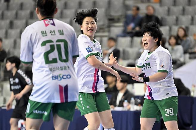 19일 경기에서 득점 후 기뻐하는 부산시설공단 선수들.  [한국핸드볼연맹 제공. 재판매 및 DB 금지]