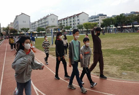 학생들이 오아시스 사업을 통해 조깅 활동을 하고 있다. /경기도교육청제공