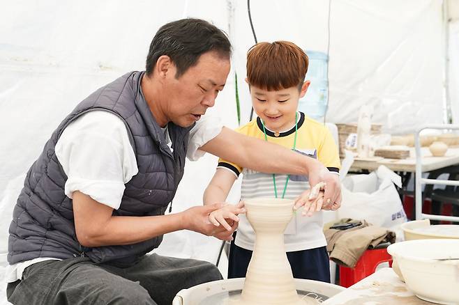 ▲ 오는 25일 개막하는 제28회 광주왕실도자페스티벌은 왕실 체험 등 5개 테마로 구성됐다. 지난해 행사에서 어린이가 도자 체험을 하고 있다. /사진제공=광주시