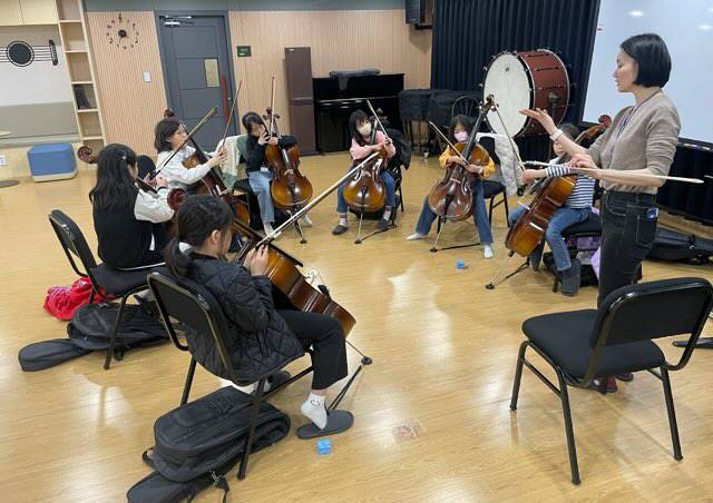 인천 서구 꿈의 오케스트라 단원들이 첼로 연습을 하고 있다. 사진=독자제공