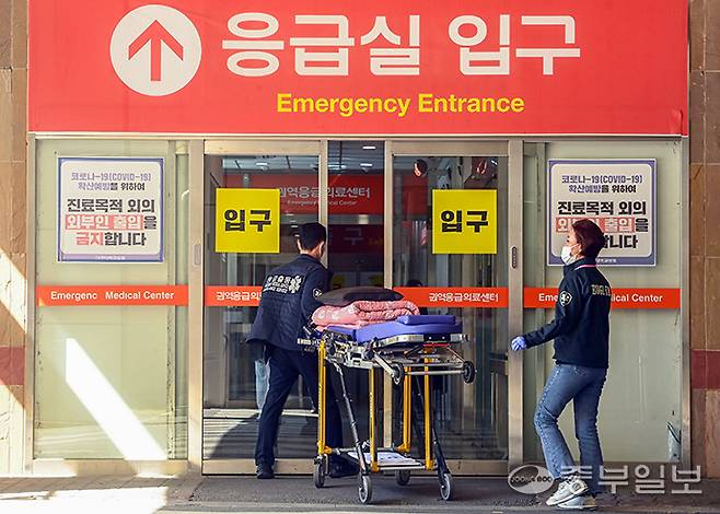 지난 3월 25일 경기도내 한 대학병원에서 경기EMS 관계자가 이송용 침대를 옮기고 있다. 임채운기자