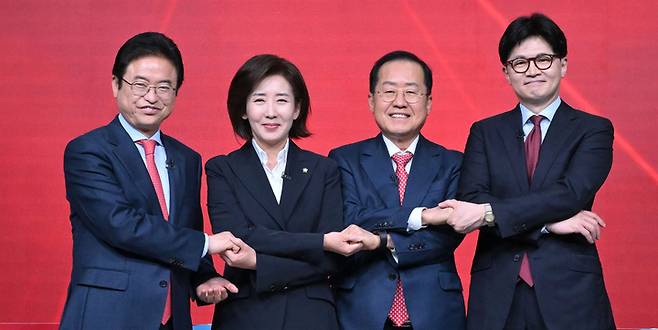 20일 서울 강서구 ASSA아트홀에서 열린 국민의힘 제21대 대통령 후보자 1차 경선 조별 토론회에서 B조 후보들이 시작 전 기념 촬영을 하고 있다. 연합뉴스&nbsp;