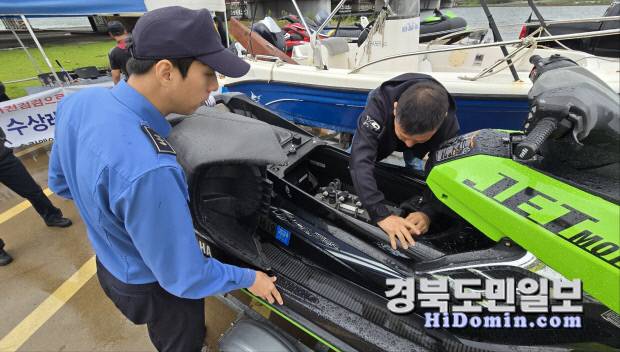 포항해양경찰서는 봄철 해양레저활동의 안전을 위해 동력수상레저기구 무상점검 서비스를 실시한다. 사진은 포항해경 수상레저기구 점검 모습.