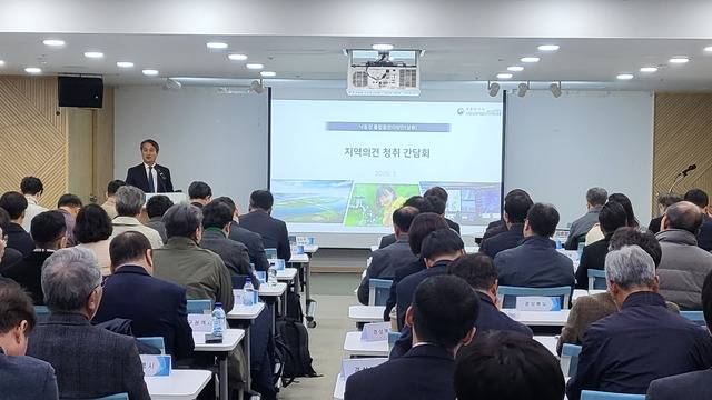 낙동강유역물관리위원회는 지난달 19일 대구콘텐츠비즈니스센터에서 낙동강 통합물관리방안(상류) 지역의견 청취 간담회를 개최했다. 이날 간담회에 참석한 대구시민, 경북도민 등이 사회자의 안내를 듣고 있다. 대구일보DB