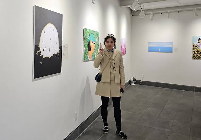 자폐 스펙트럼 장애를 지닌 제주 청년 예술가 김현정이 지난 4월 2일부터 13일까지 미국 뉴욕의 갈라 아트센터(Gala Art Center)에서 일곱 번째 개인전을 열었다. 김 작가는 이번 뉴욕 전시에서 자선 섹션을 열고 판매된 작품 수익 전액을 경북 지역의 산불 피해 이웃들을 위한 피해 복구 기부금으로 전달하기로 했다.ⓒ제주의소리