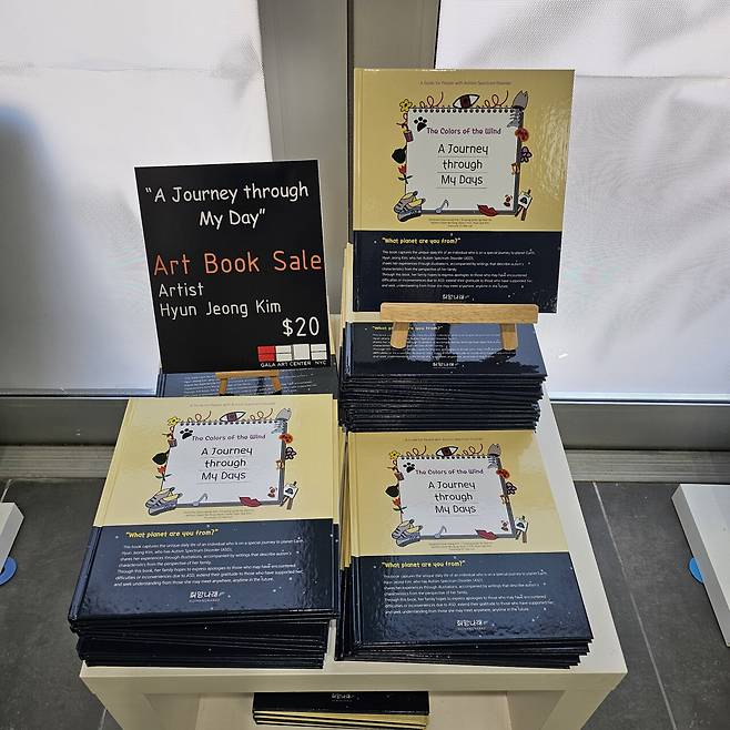 김현정 작가는 이번 뉴욕 전시에서 자선 섹션을 열고 판매된 작품 수익 전액을 경북 지역의 산불 피해 이웃들을 위한 피해 복구 기부금으로 전달하기로 했다.&nbsp; 또한 자신이 만든 그림책 『바람의 빛깔 – 나의 일기를 그리다』를 출간해 자폐에 대한 대중의 이해를 돕고, 장애 인식 개선에도 앞장서고 있다. ⓒ제주의소리