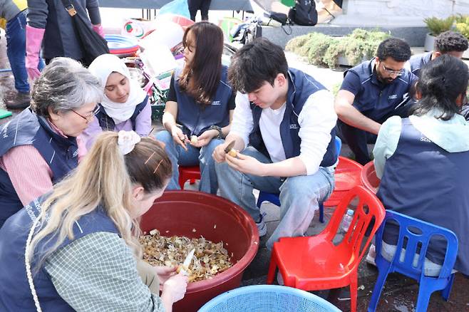 외국인학생들이 봉사활동을 하고 있다.(사진=KAIST)